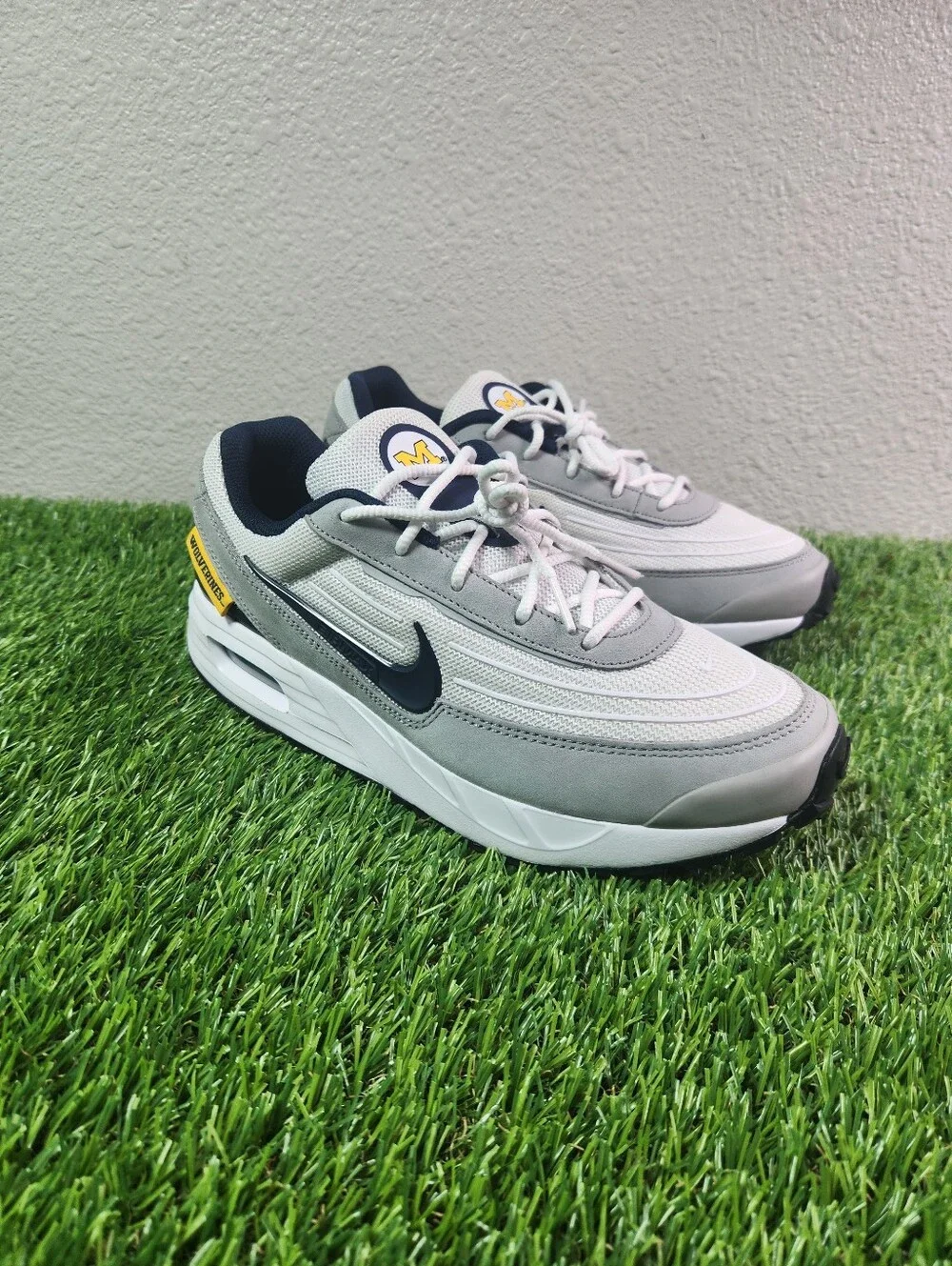 Nike University Michigan Air Max Verse Shoes Sz 7 M / 8.5 W New IB3222-100